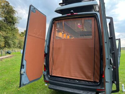 Carriage-RV Hyperion - ce rideau souple + moustiquaire participe à l'isolation et ferme l'accès à la soute lorsque les portes du véhicule restent ouvertes.