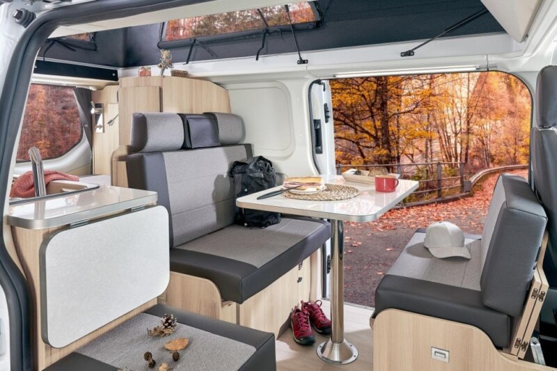 Dans cette catégorie, le Campérêve Cap Land est le seul à proposer une double dînette.