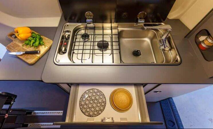Petite cuisine mais 5 places carte grise pour le Font Vendôme Auto Camper XL.