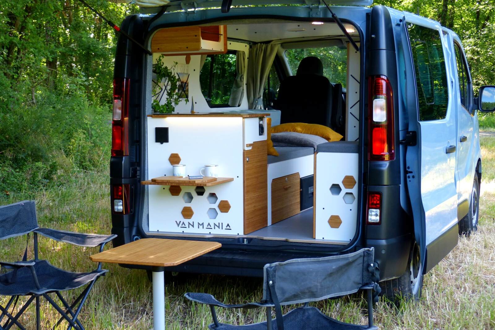 Le kit comprend également une table sur trépied, nomade à l'intérieur et à l'extérieur. kit aménagement trafic