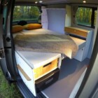 Le sommier rabattable offre un lit spacieux (130 x 190 cm) kits d'aménagements