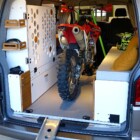 Le couloir de 80 x 250 cm peut recevoir un vélo, une moto (rampe et bloc-roue en option) kits amovibles