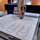 Le découpe numérique de précision façonne les différents modules des kits. Van Mania propose des finitions en contreplaqué peuplier ou okoumé, et CP filmé blanc, option stratifié. découpe numérique