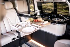 Lorsqu'elle n'est pas utilisée, la table s'intercale entre la banquette et le meuble latéral dans un logement dédié. ? Mercedes-Benz