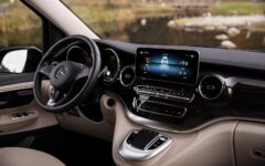 La cabine de la Classe V profite d'une planche de bord de très belle facture et des dernières technologies Mercedes. A l'instar de la station multimédia MBUX avec écran tactile haute résolution de 26 cm de diagonale. ? Mercedes-Benz
