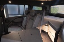 Le lit bas est obtenu après avoir rabattu le dossier de la banquette face-route et abaissé électriquement le meuble arrière (en ouvrant au préalable son tiroir bas). ? Mercedes-Benz