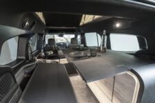 Le plan de travail du meuble arrière peut être déplié pour obtenir une table de grande surface. Un mécanisme électrique permet d'ajuster sa hauteur. ? Mercedes-Benz