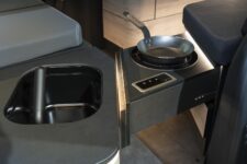 Une plaque de cuisson à induction est prévue dans l'un des tiroirs de la banquette latérale. ? Mercedes-Benz
The Concept EQT Marco Polo