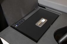 La glacière est nichée dans le petit meuble attenant à la banquette face-route, sous une tablette rabattable. ? Mercedes-Benz