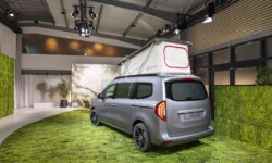 Dotée d'une fermeture éclair, la toile de toit peut être ouverte à l'arrière pour profiter du paysage ! Une fenêtre est également prévue.
? Mercedes-Benz