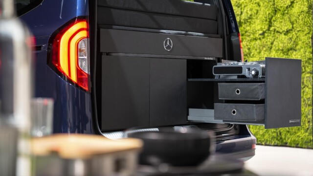 La cuisinière à gaz surmonte deux tiroirs pour ranger la vaisselle. ? Mercedes-Benz