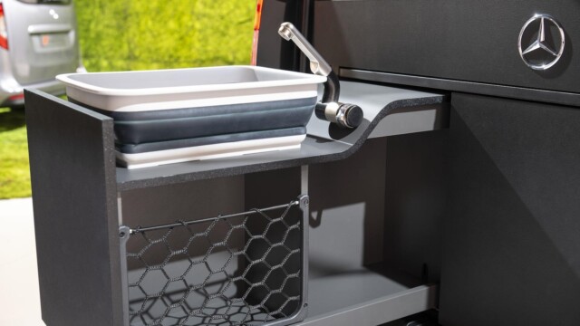 Une réserve d’eau de 12 litres est associée à l'évier. ? Mercedes-Benz