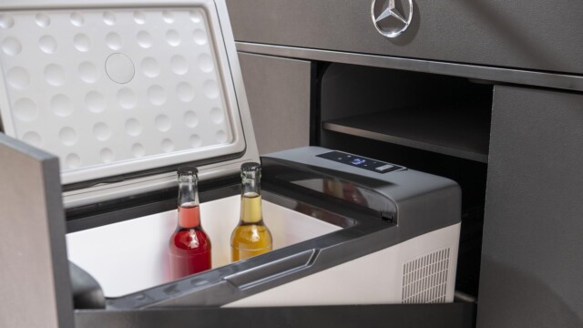 Le centre de la malle Marco Polo est occupé par un mini-frigo de 15 litres sur tiroir. ? Mercedes-Benz