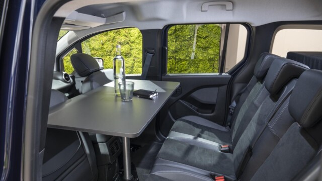 Sur trépieds, la table peut être utilisée à l'intérieur comme à l'extérieur. ? Mercedes-Benz