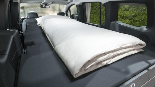 Le couchage, obtenu après avoir rabaissé la banquette et déplié le sommier et le lit, offre une surface de 200 x 115 cm. ? Mercedes-Benz