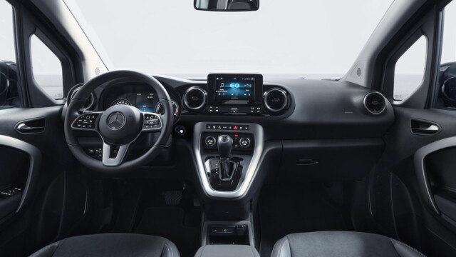 Cousin du Renault Kangoo e-Tech, l'EQT de Mercedes offre tout de même un traitement intérieur plus flatteur. On retrouve par exemple en cabine la station MBUX à écran tactile 7’’ ? Mercedes-Benz