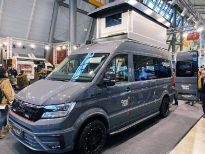 Ce toit relevable de grande dimensions a des allures de mini mobil-home.