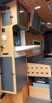 Le module cabinet de toilette avec lavabo escamotable, réserve d'eau et rangements