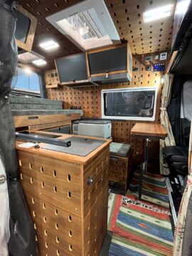 Ce Castello reprend un aménagement intérieur classique avec lit transversal et cuisine latérale