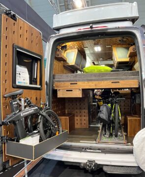 Multiples façons de charger un vélo dans un Castello : pliable dans un compartiment de porte, ou sur rails coulissant dans la soute