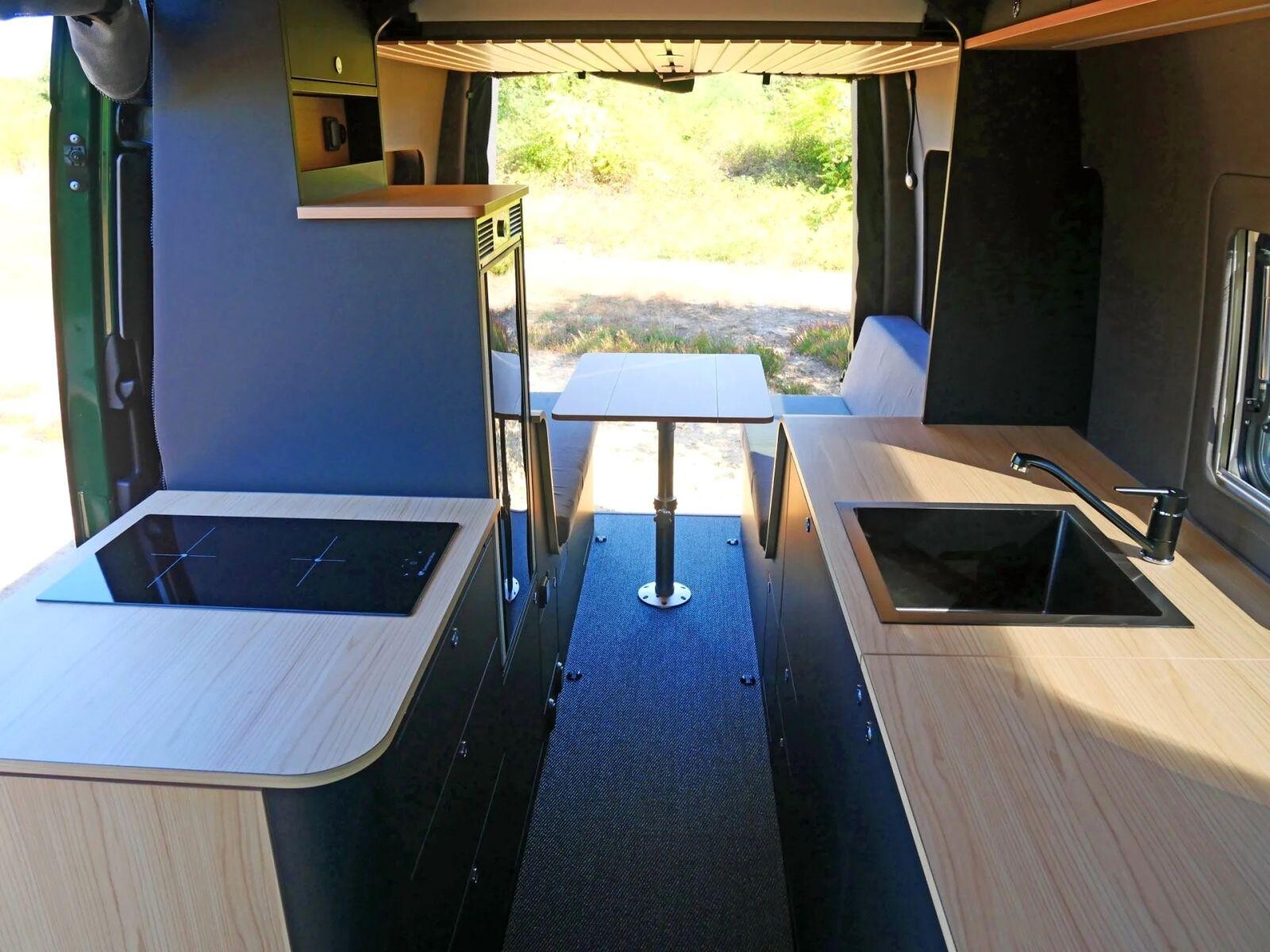 Le meubles sont assemblés par tenon-mortaise, finition en contreplaqué peuplier allégé, avec décor stratifié Fenix NTM