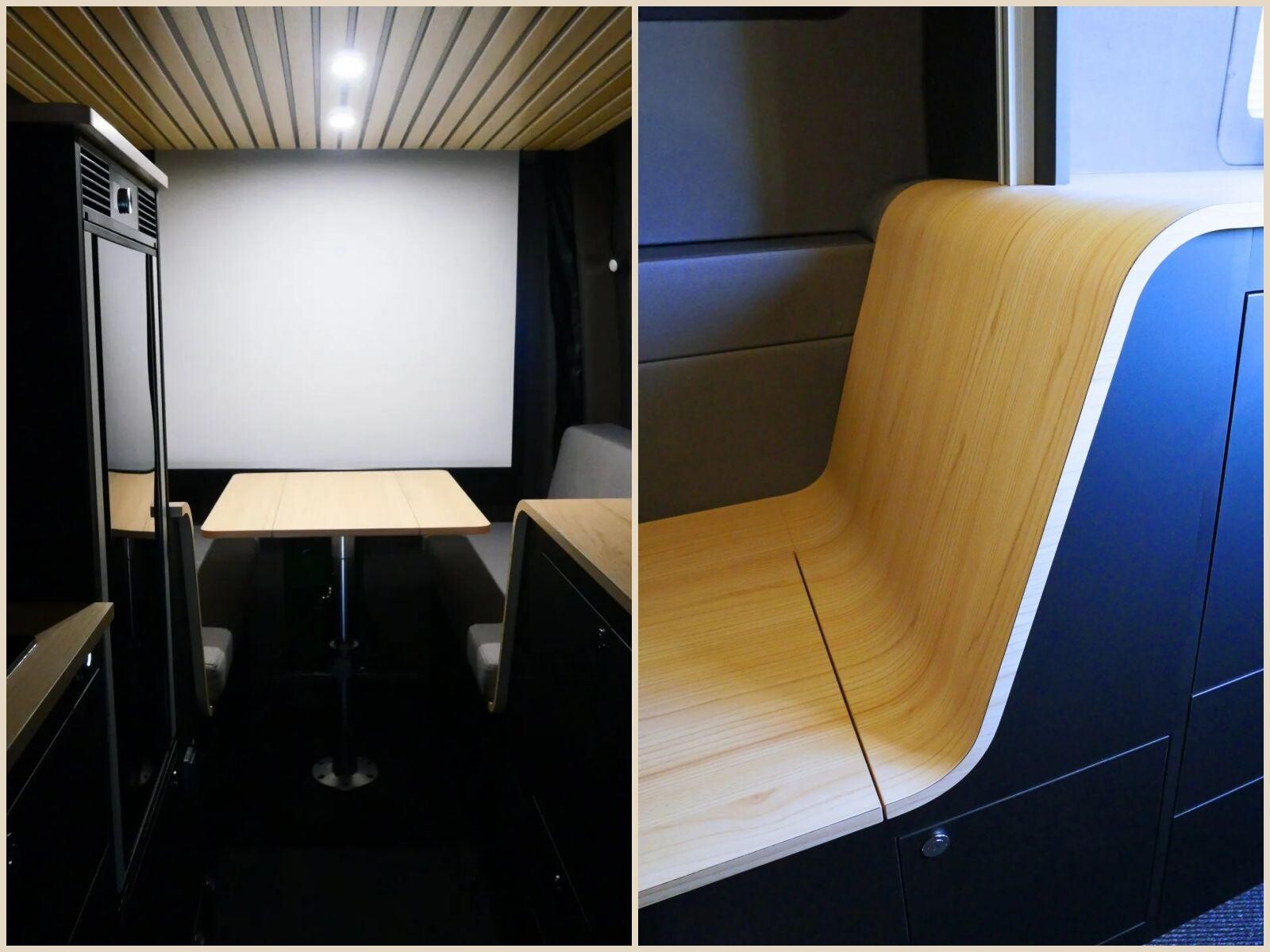 Écran de cinéma géant pour la rétro-projection contre les portes arrière.