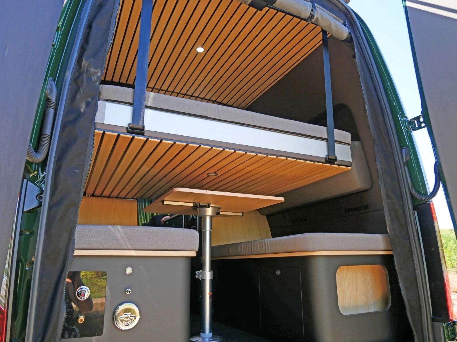 La commande électrique descend le lit de pavillon transversal (140 x 200 cm) jusqu'aux joues d'élargissement.