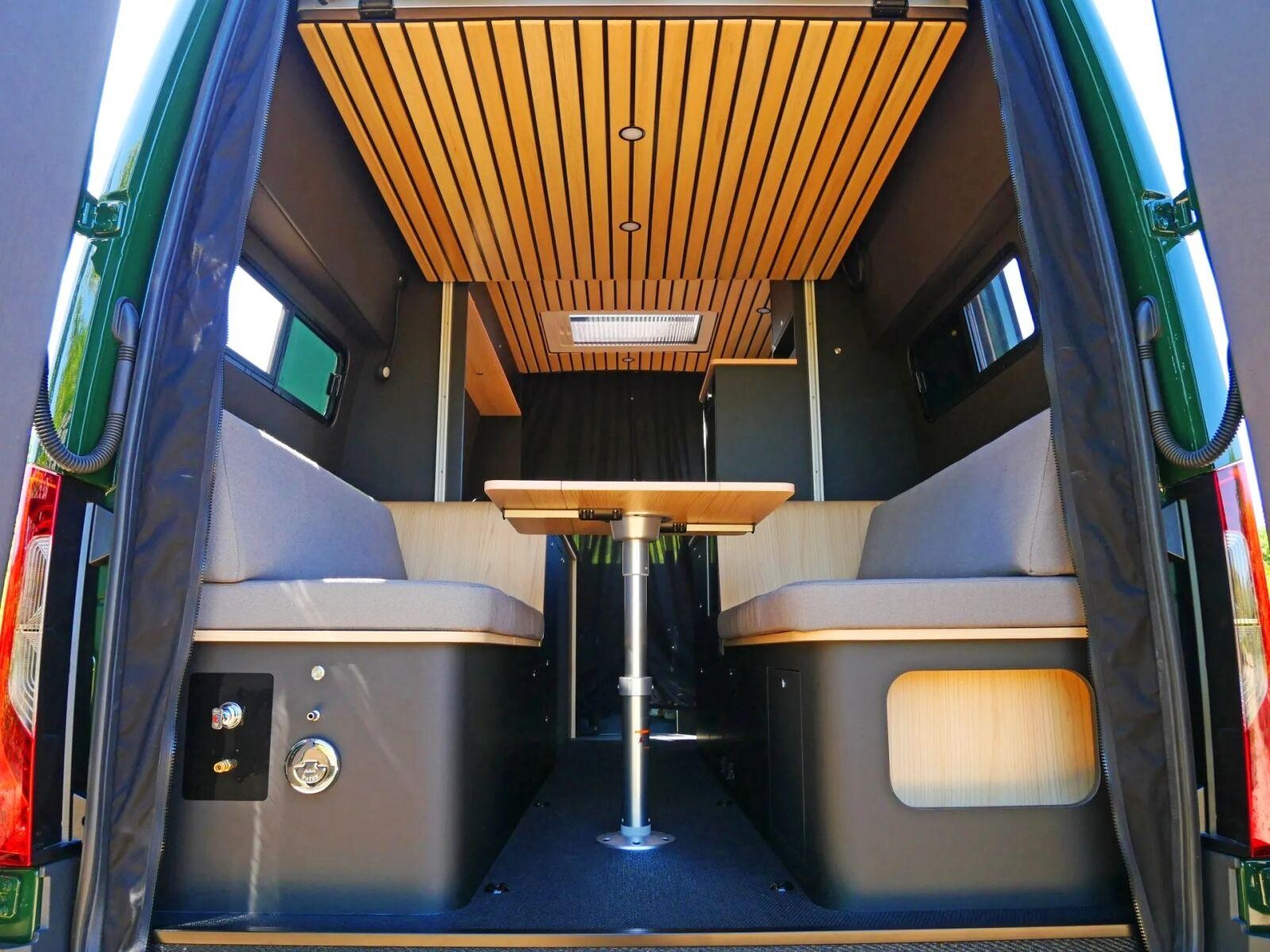 Tout le plafond est en lattes bois vernis avec rappel sous le lit de pavillon