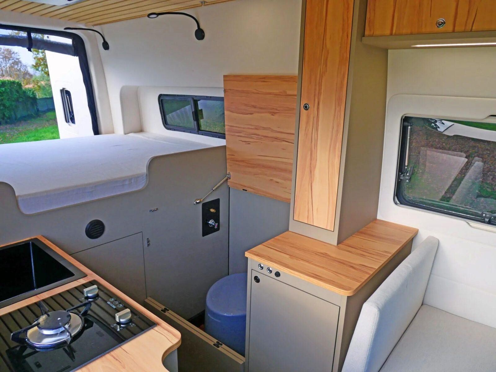 Le receveur de douche sert de support aux toilettes sèche à sciure.