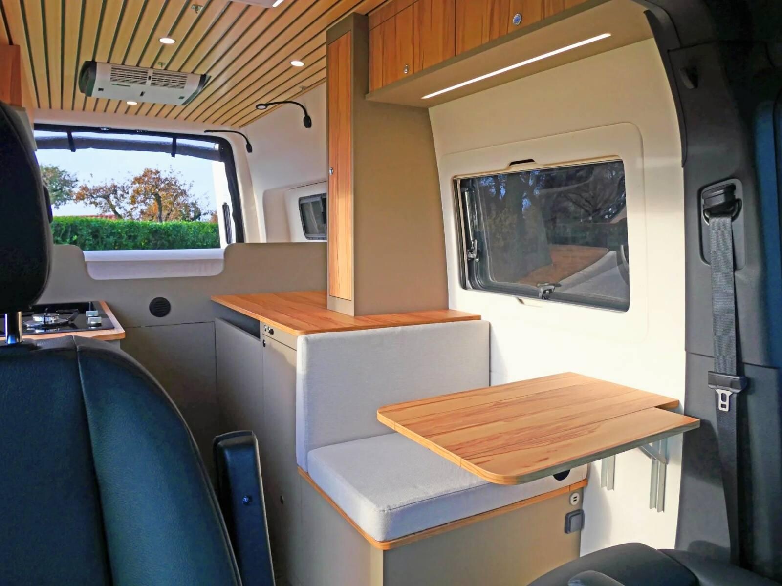 L'intérieur préserve une assise face route pour la détente.