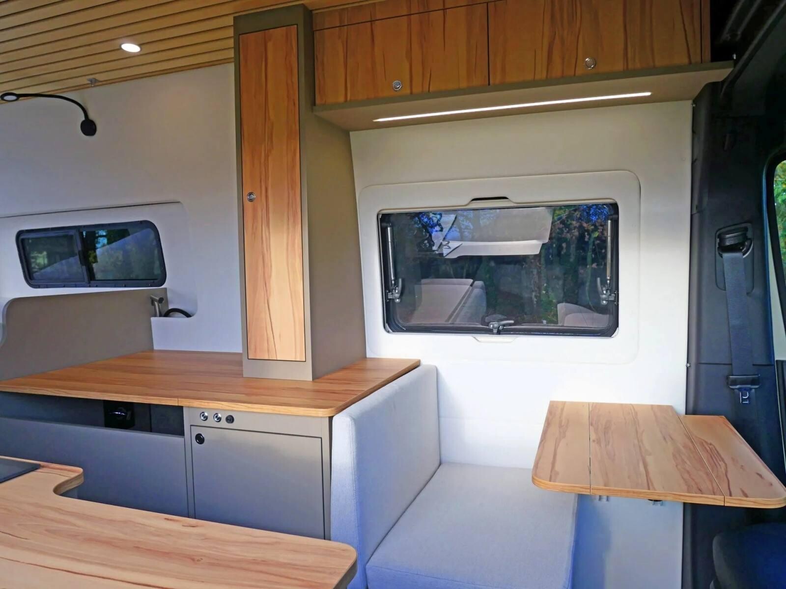 Les rangements sont diversifiés : placards bas, de pavillon, penderie