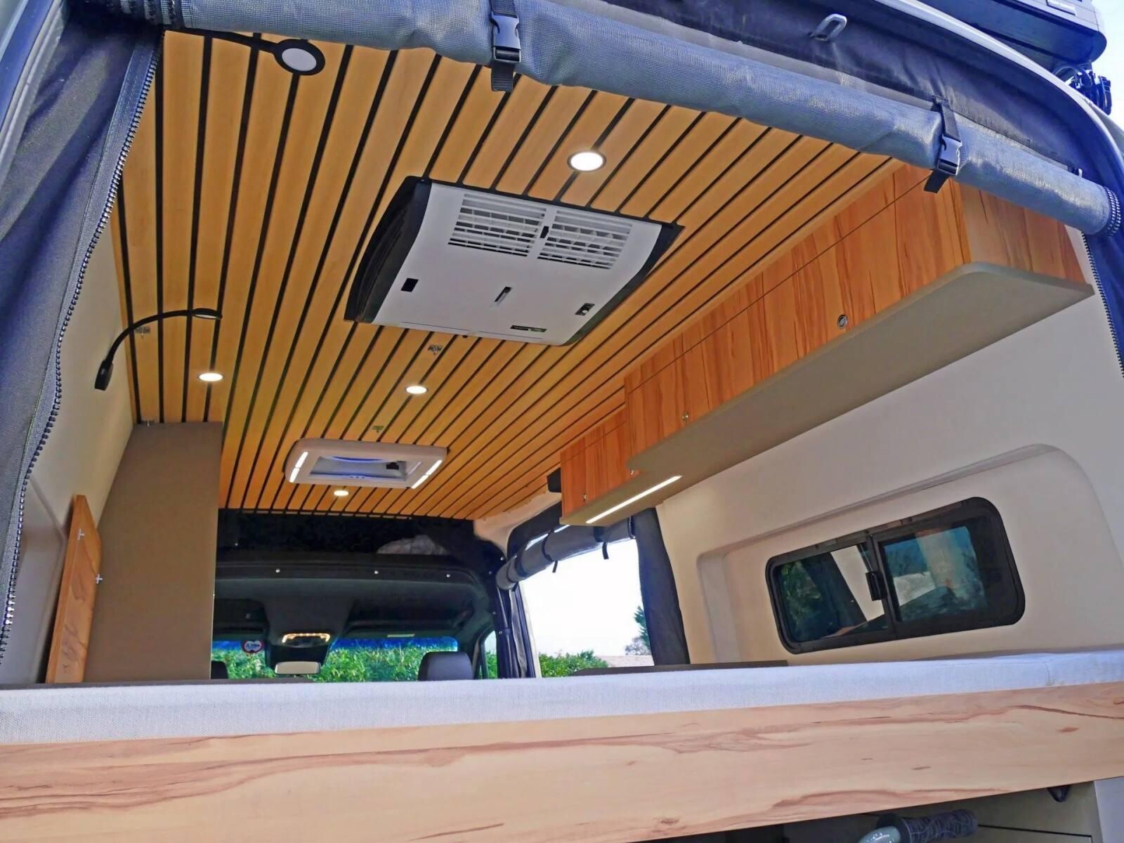 La climatisation et des leds incrustées au plafond, comme à la maison.