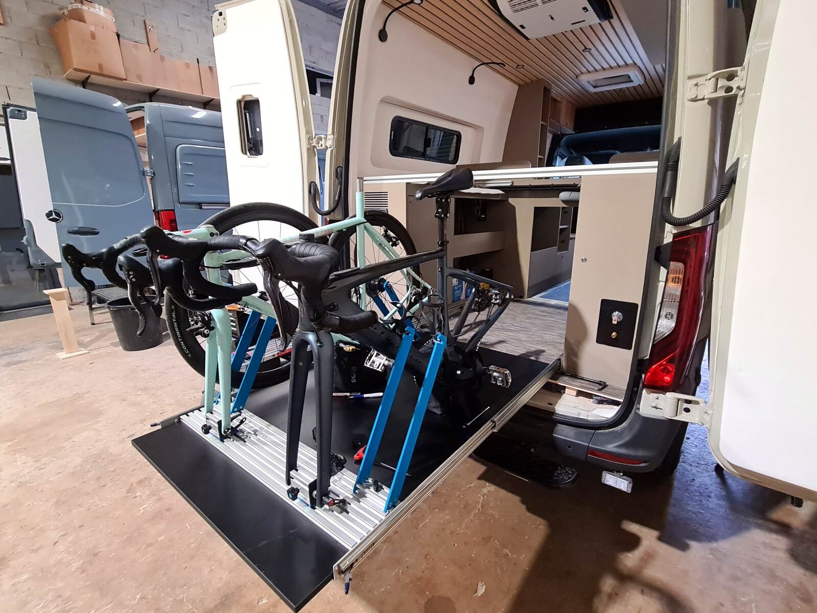 Dans l'atelier Diligence, les tests de la soute coulissante avec les deux vélos.