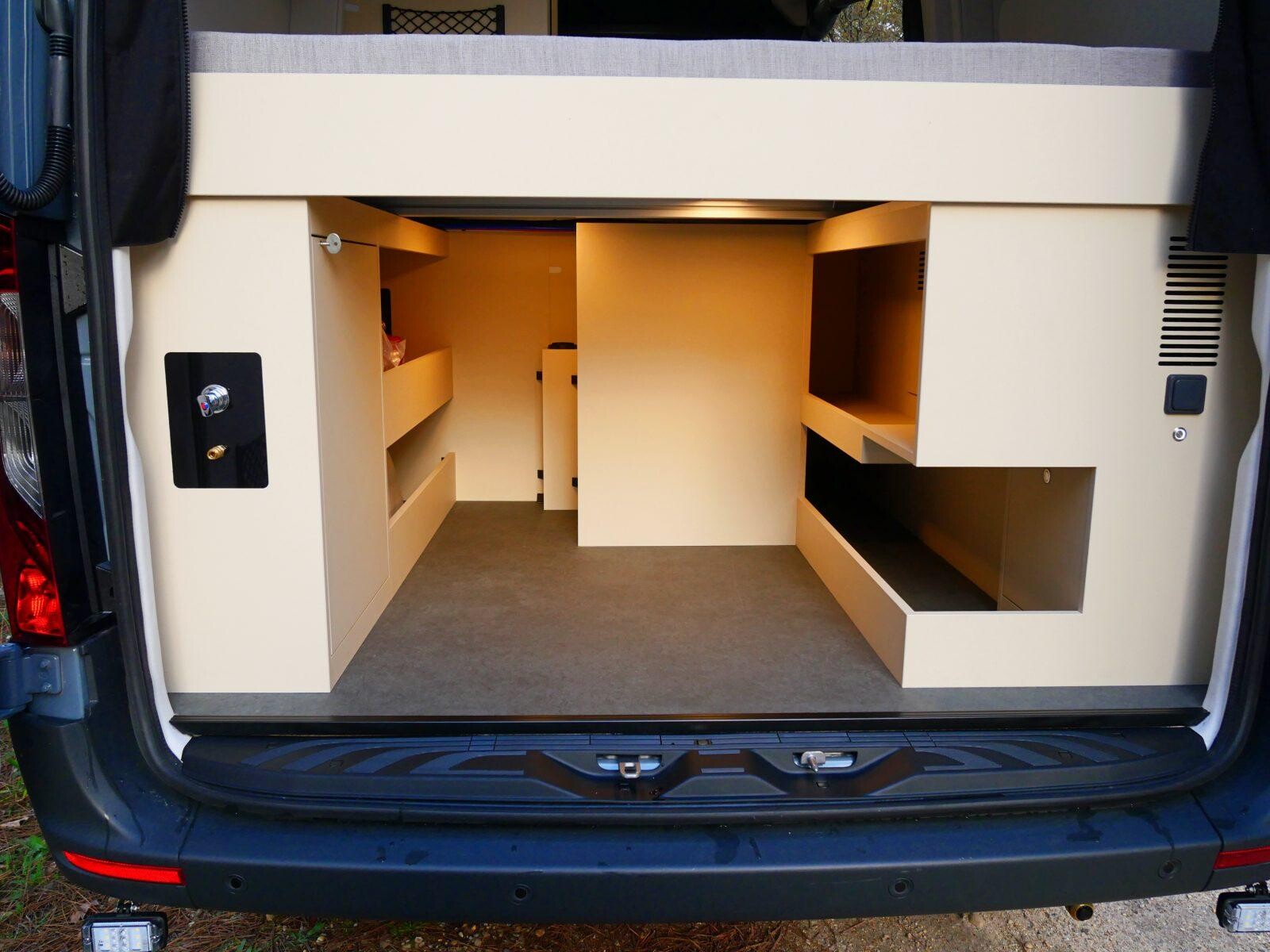 Quel skieur n'a pas rêve d'un casier à ski dans son fourgon ? Diligence l'a réalisé.