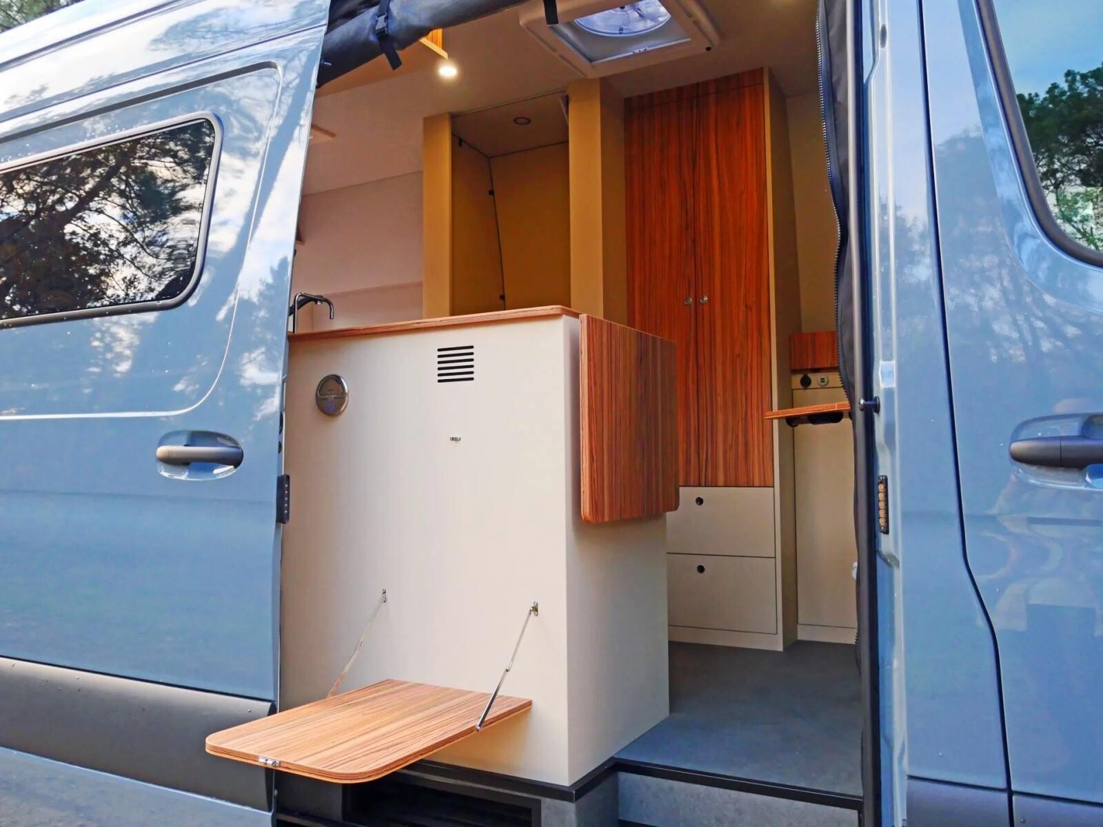 Tablette extérieure bien pratique.