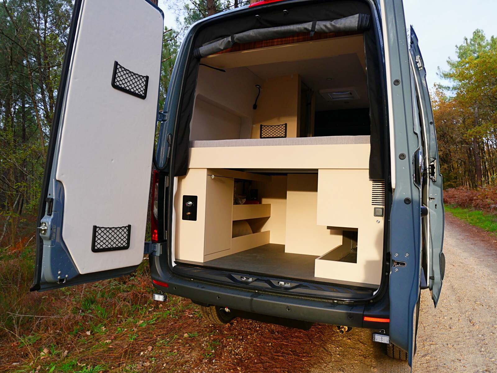 Sous cet angle, on apprécie mieux le grand volume de la soute.