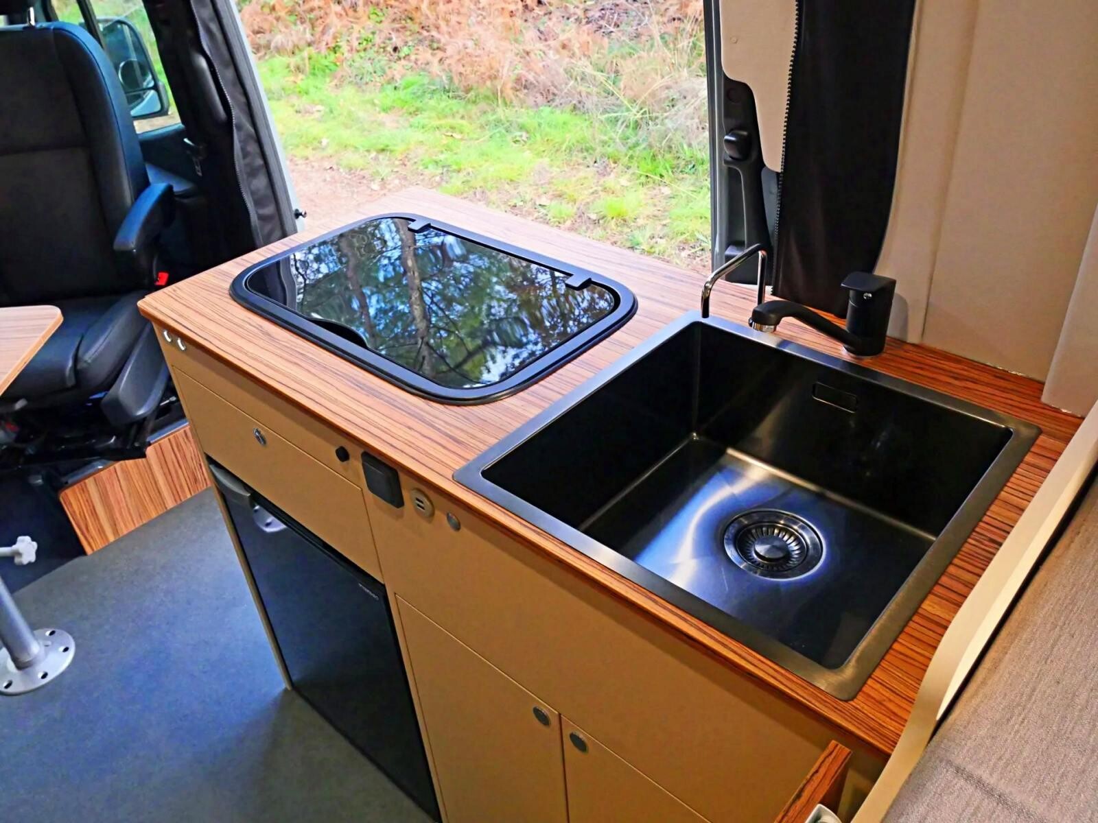 Le plan de travail est en stratifié Zingana au veinage exotique très marqué.