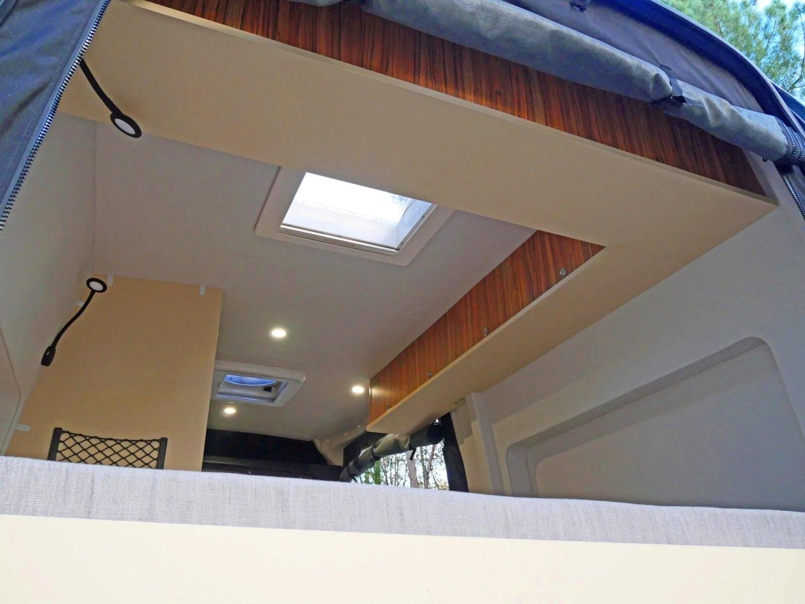 L'intérieur de Dili14 est réalisé en vaigrage nautique gris souris, des façades de meuble beige clair et revêtements stratifiés.