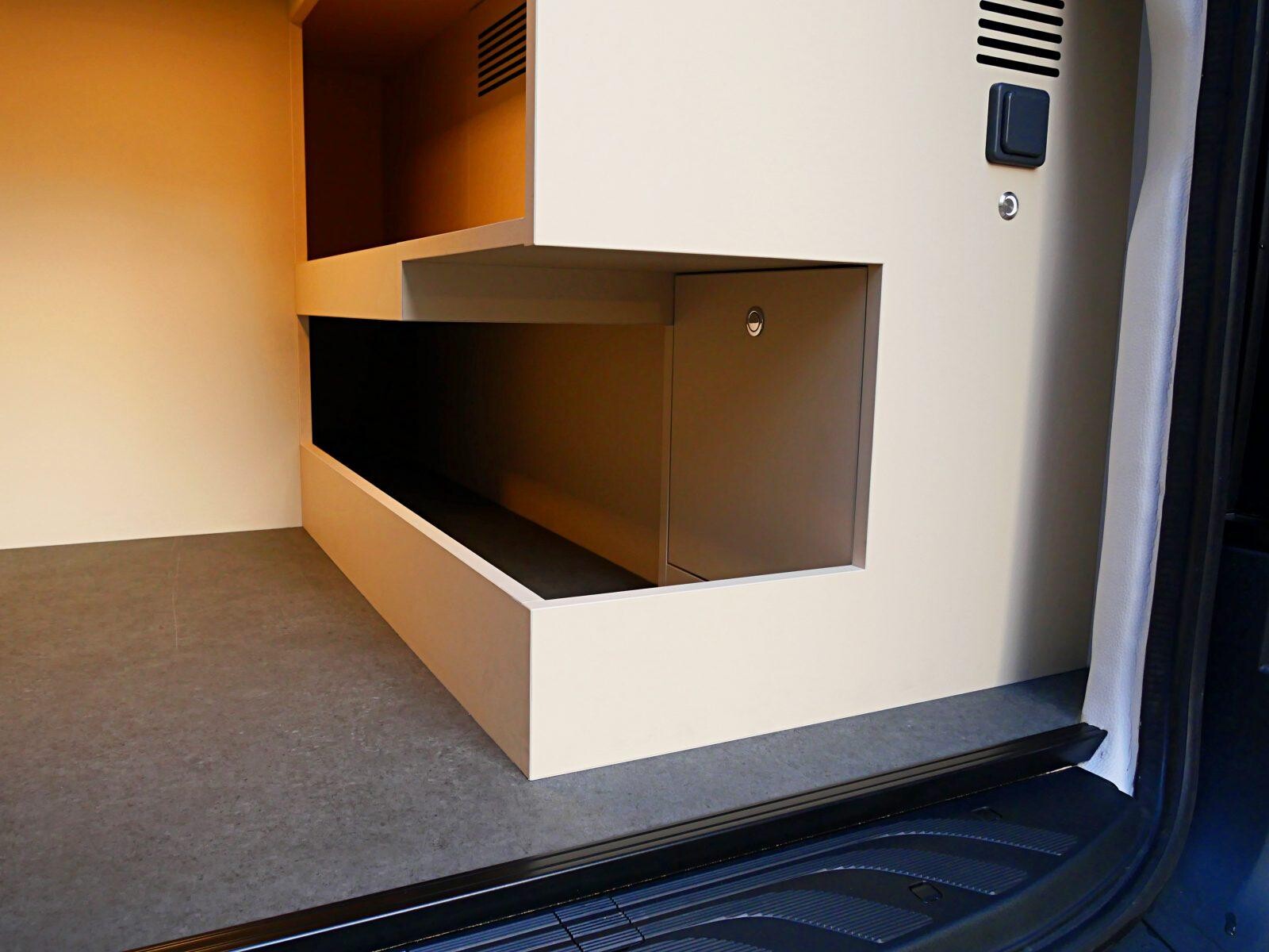 Le compartiment à ski étanche court jusque sous le bloc cuisine, où un portillon permet également d'y accéder.