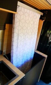 ...le rideau se déplie depuis un placard au dessus...