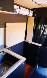 ...il suffit d'ouvrir les deux battants pour accéder au bac de douche...