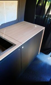 La douche escamotable, moins encombrante qu'une cabine de douche...