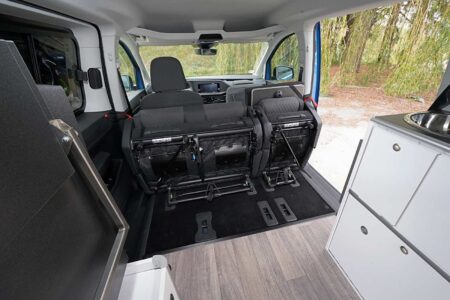 Les deux parties de la banquette 2/3-1/3 sont rabattables et amovibles.