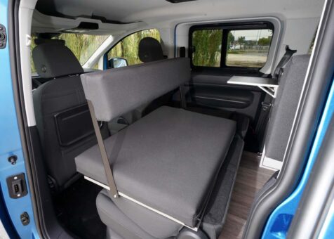 La banquette rabattue devient une banquette dos à la route, avec un astucieux dossier d'appoint.