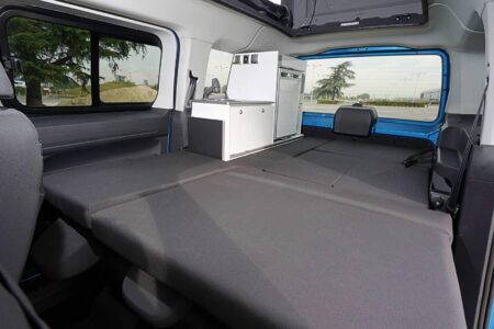 La banquette rabattue fait office de sommier sur la partie la plus large du couchage bas.