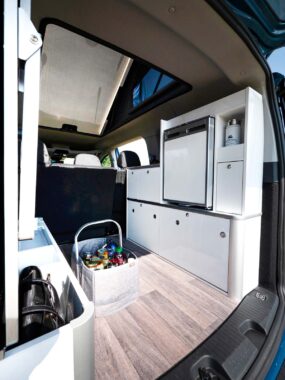 Peu encombrant, le mobilier à minima du Caddy Camp 2 recèle tout le nécessaire pour cuisiner.