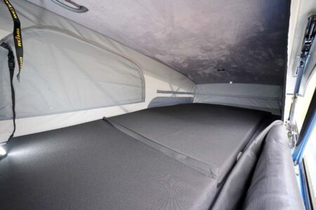 Le lit de toit du Caddy Camp 2 (193 cm x 105 cm), confortable pour une personne, peut éventuellement accueillir deux très jeunes enfants.