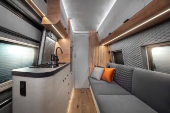 Malgré son double plancher de 16cm, le Globe Traveller Falcon propose une très grande hauteur intérieure, comprise entre 191 cm et 203 cm.