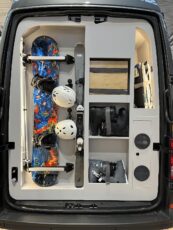 La soute offre quelques rangements compartimentés ainsi que deux coffres (dont un technique) plus profonds sur le côté droit.