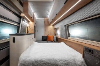 La banquette peut être convertie en lit de 190 x 125 cm grâce à un sommier peigne.